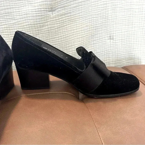 Stuart Weitzman Bow Loafers With Heel Black Velvet Size 8 EUC - Picture 4 of 12